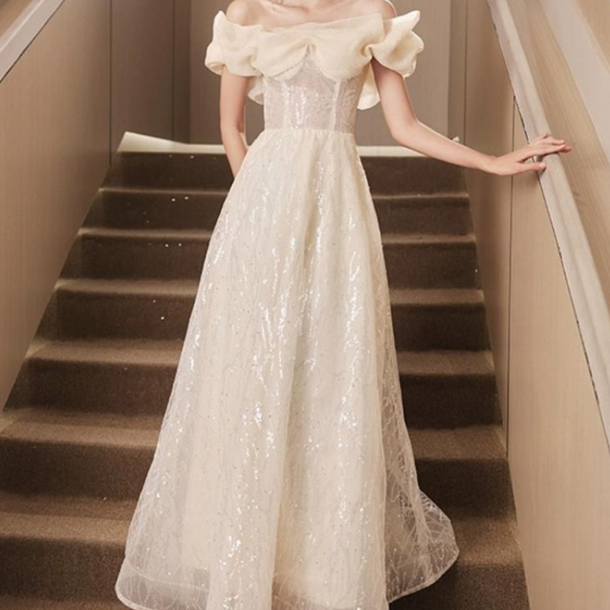 해피유통   여성용 일자 어깨 이브닝드레스 성인식 파티 생일 사회자 샴페인색 졸업 드레스   B-BJJ001 48,820원