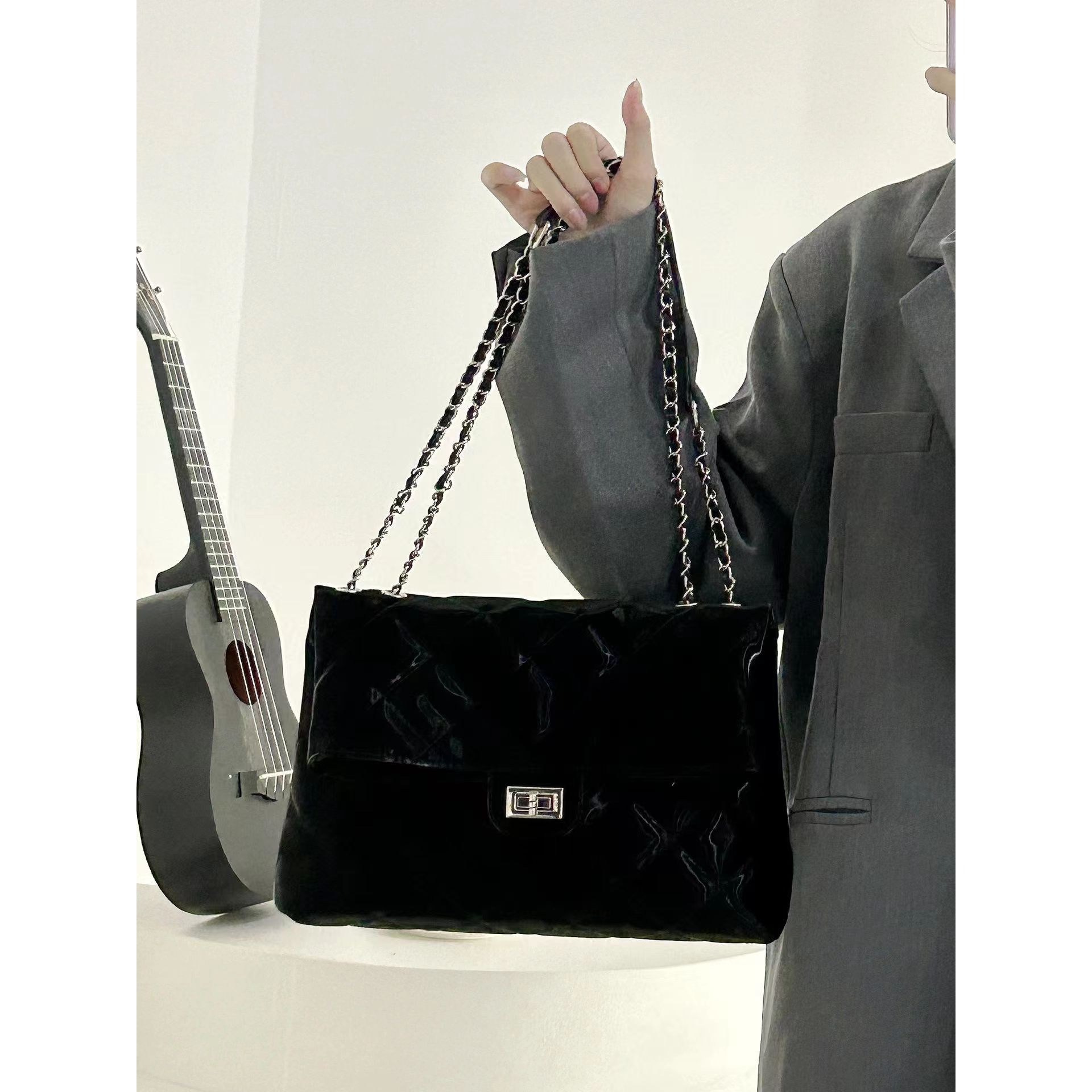 엔씨피 체인백 미니가방 레더 스몰 크로스백 카드 지갑 블랙 정장 여성백 초미니백 핸드폰 클래식 소호 23,900원