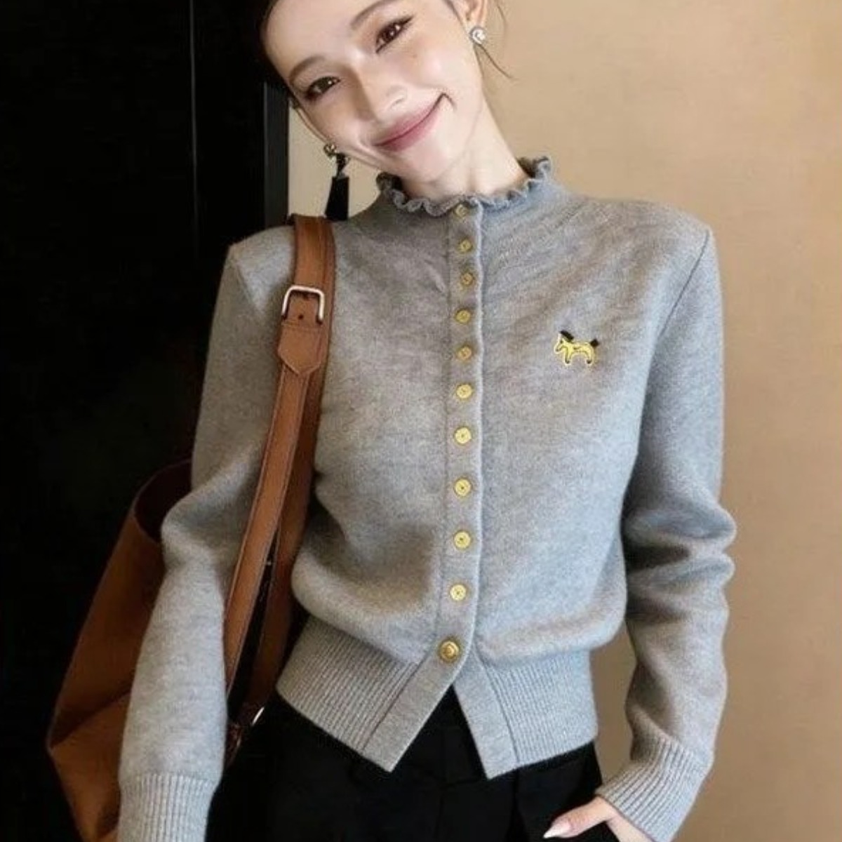 녕동 여성 자수 니트 가디건 봄가을 심플 금단추 슬림핏 트리밍 카디건 44,500원