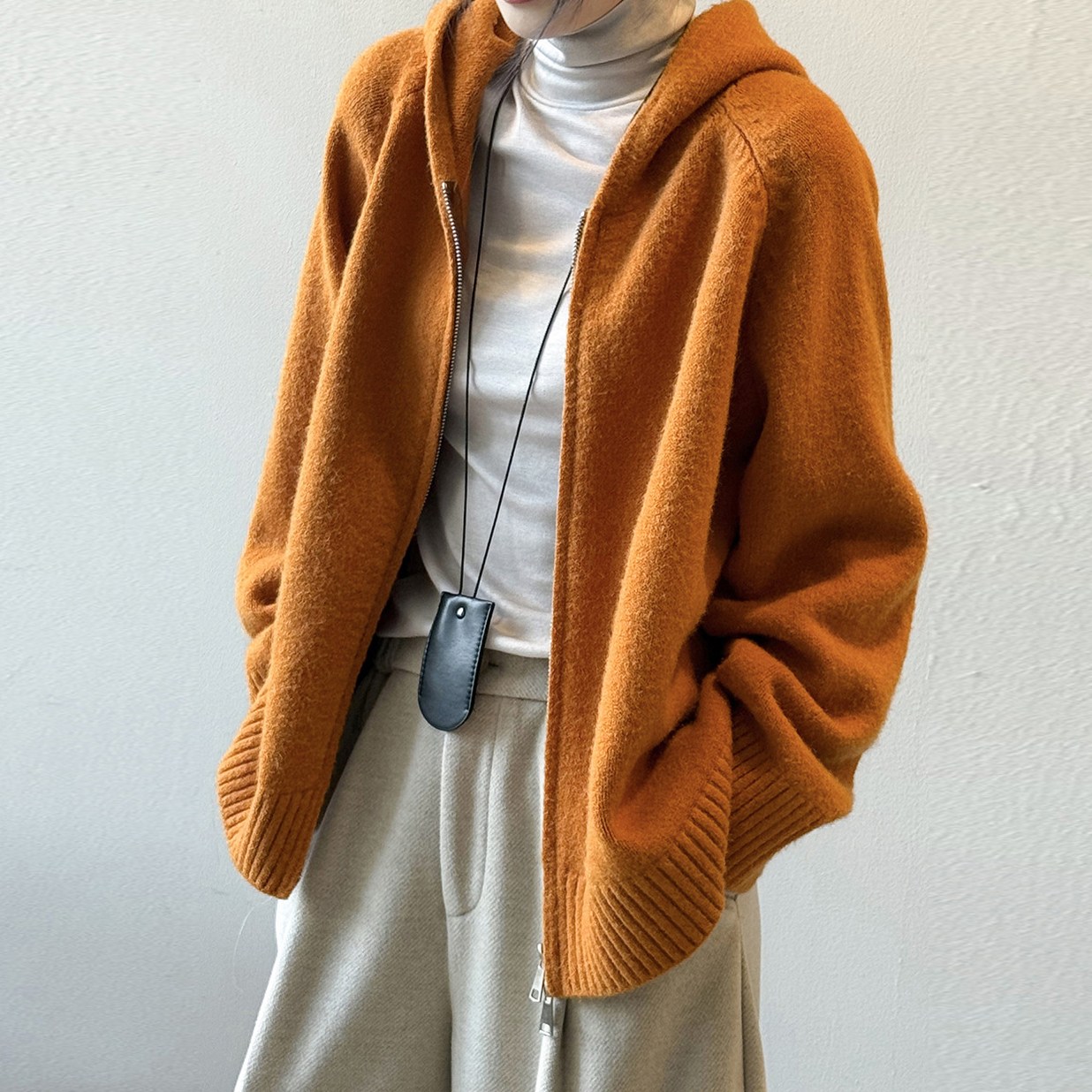 퀸앤조이 브엘로 루즈핏 포근 후드 집업 니트 가디건 63,800원