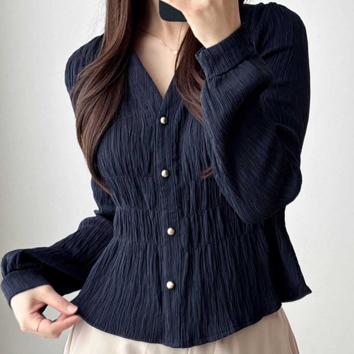 샤우라 하늘하늘한 브이넥 하객룩 셔링 긴팔 블라우스 26,900원