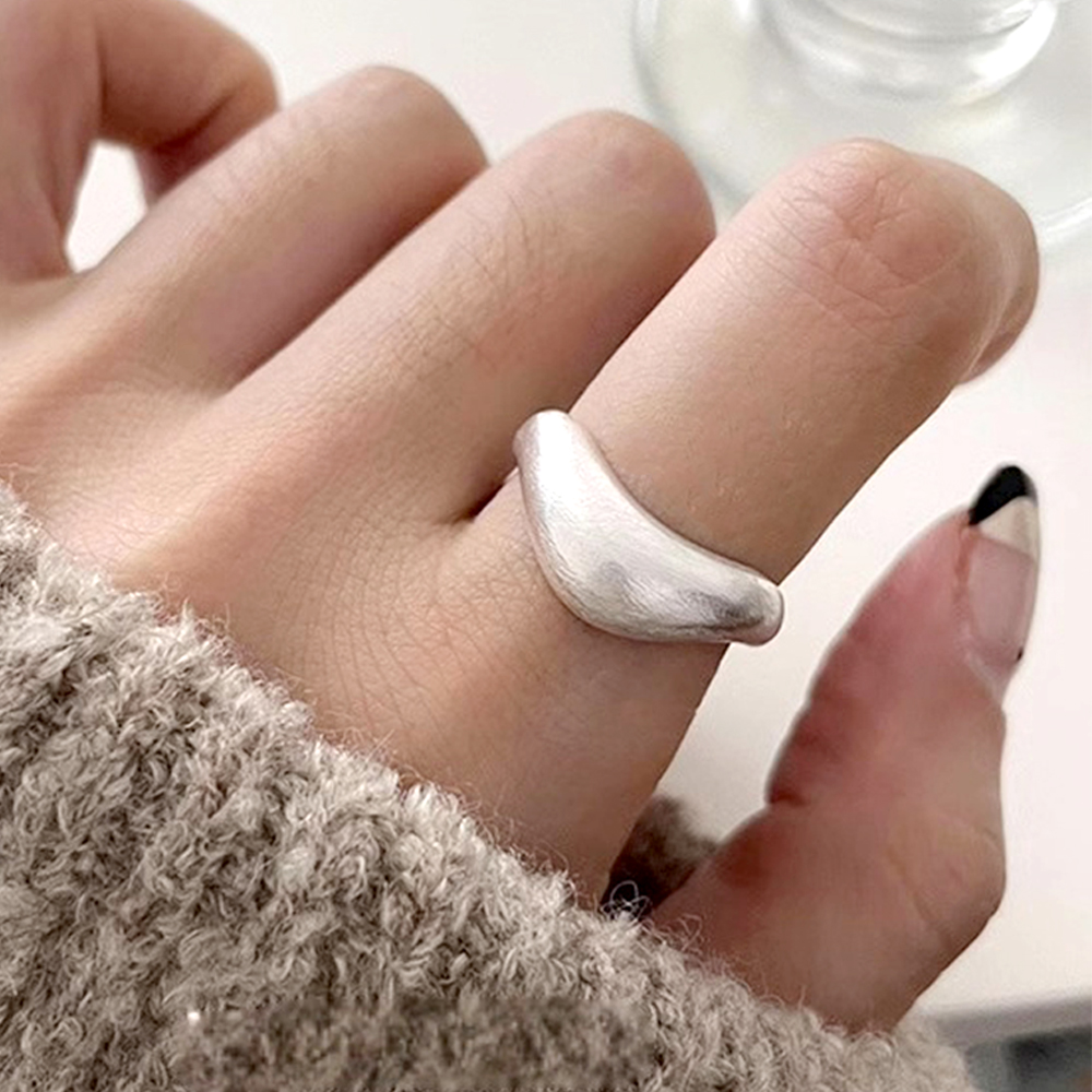 젤루나 여성용 매트 무광 볼드 웨이브 볼륨 포인트 심플 가드링 오픈링 애끼반지 B-191 8,800원