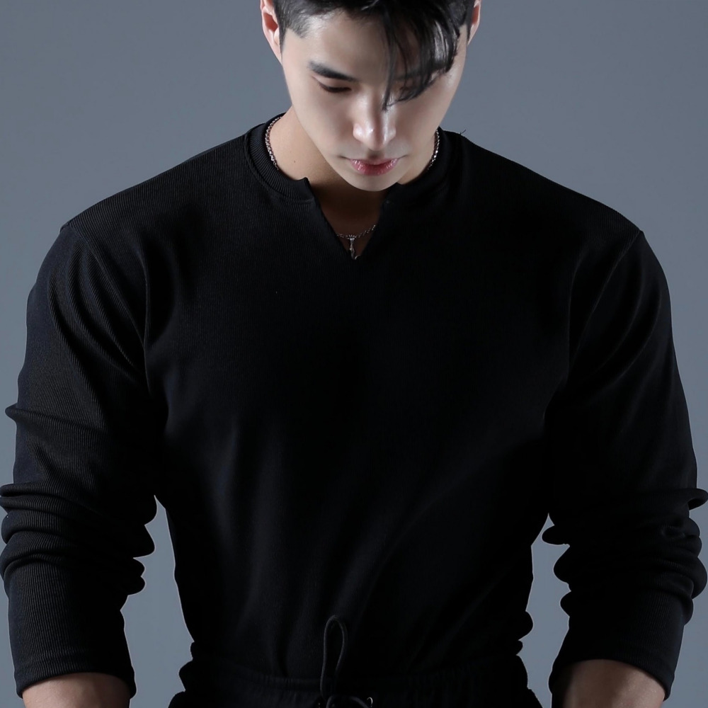 카미드 남자 머슬핏 브이넥 긴팔 니트 54,500원