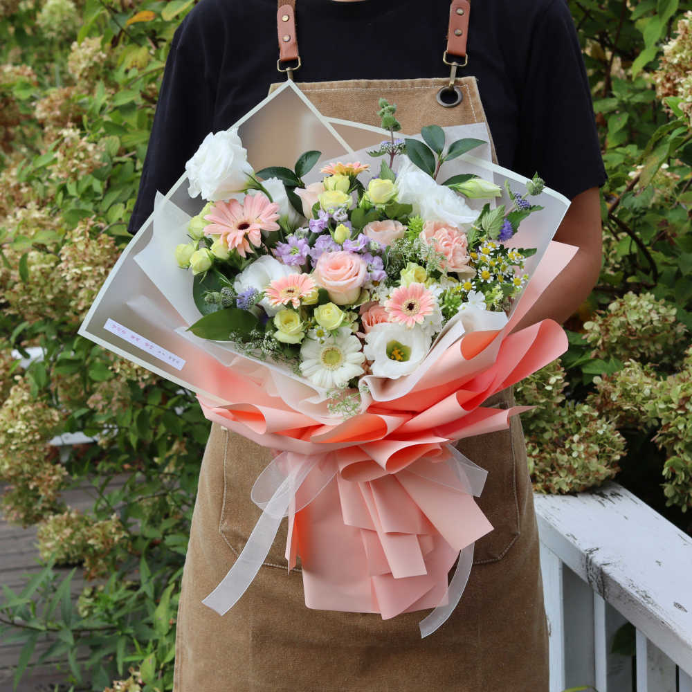 졸업식 꽃다발 플로리스트가 만든 계절꽃다발 생화꽃다발 졸업식 생일선물 꽃다발 생화택배 79,000원