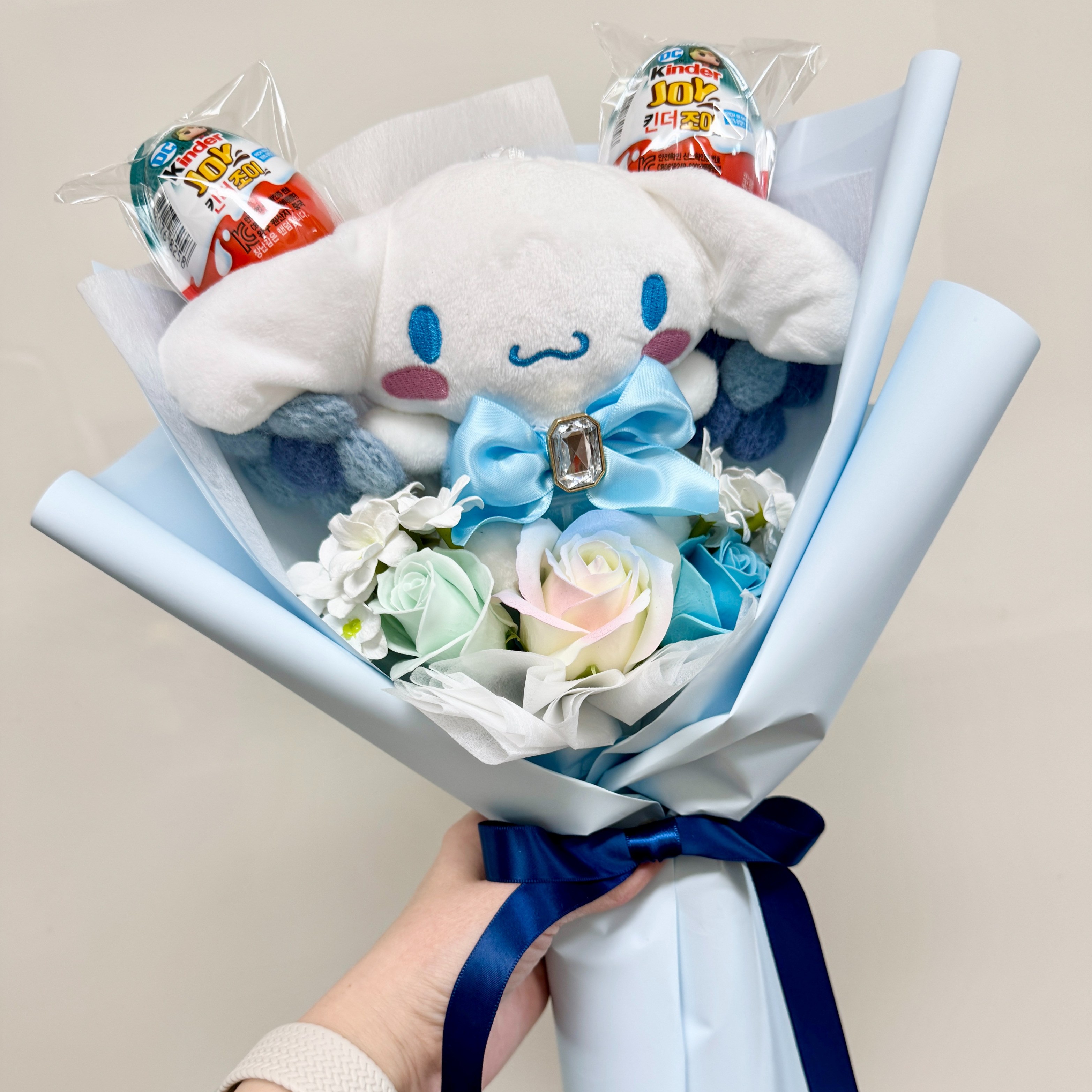 산리오 인형 킨더조이 장미꽃 비누꽃 꽃다발 졸업식 학예회 발표회 재롱잔치 생일 시나모롤 폼폼푸린 마이멜로디 쿠로미 헬로키티 27,000원