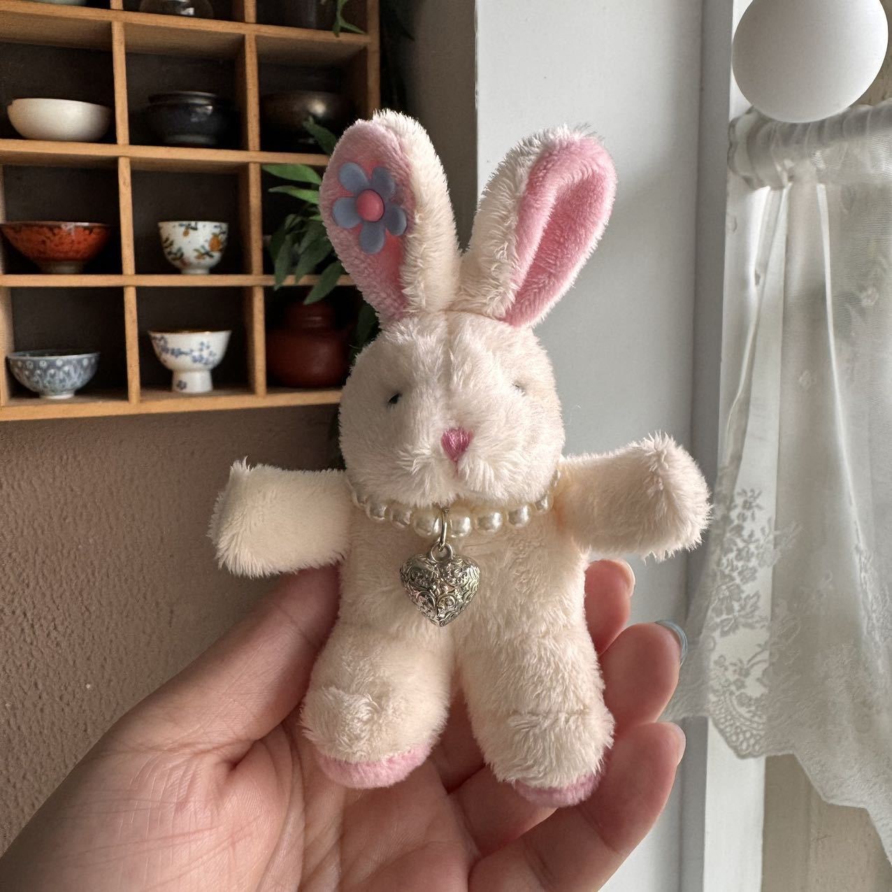 대어 스토어 귀여운 진주목걸이 토끼인형 키링 가방 장식소품 10,800원