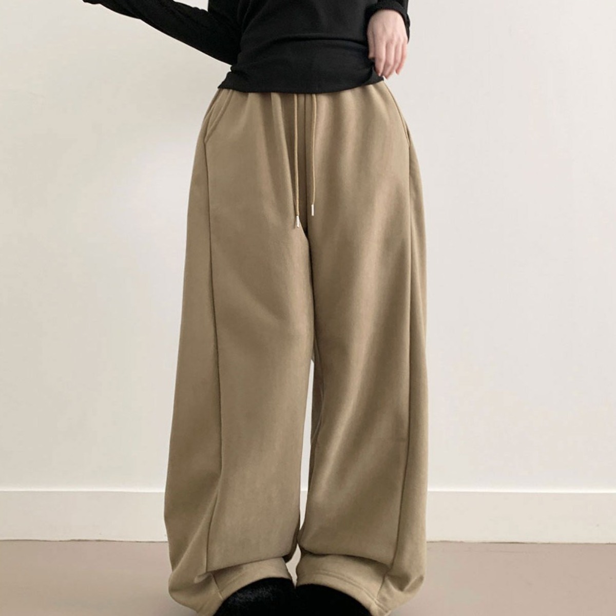 부기샵 융기모 퍼른 골덴 와이드핏 사이드 폴링 핀턱 롱 밴딩팬츠 19,900원