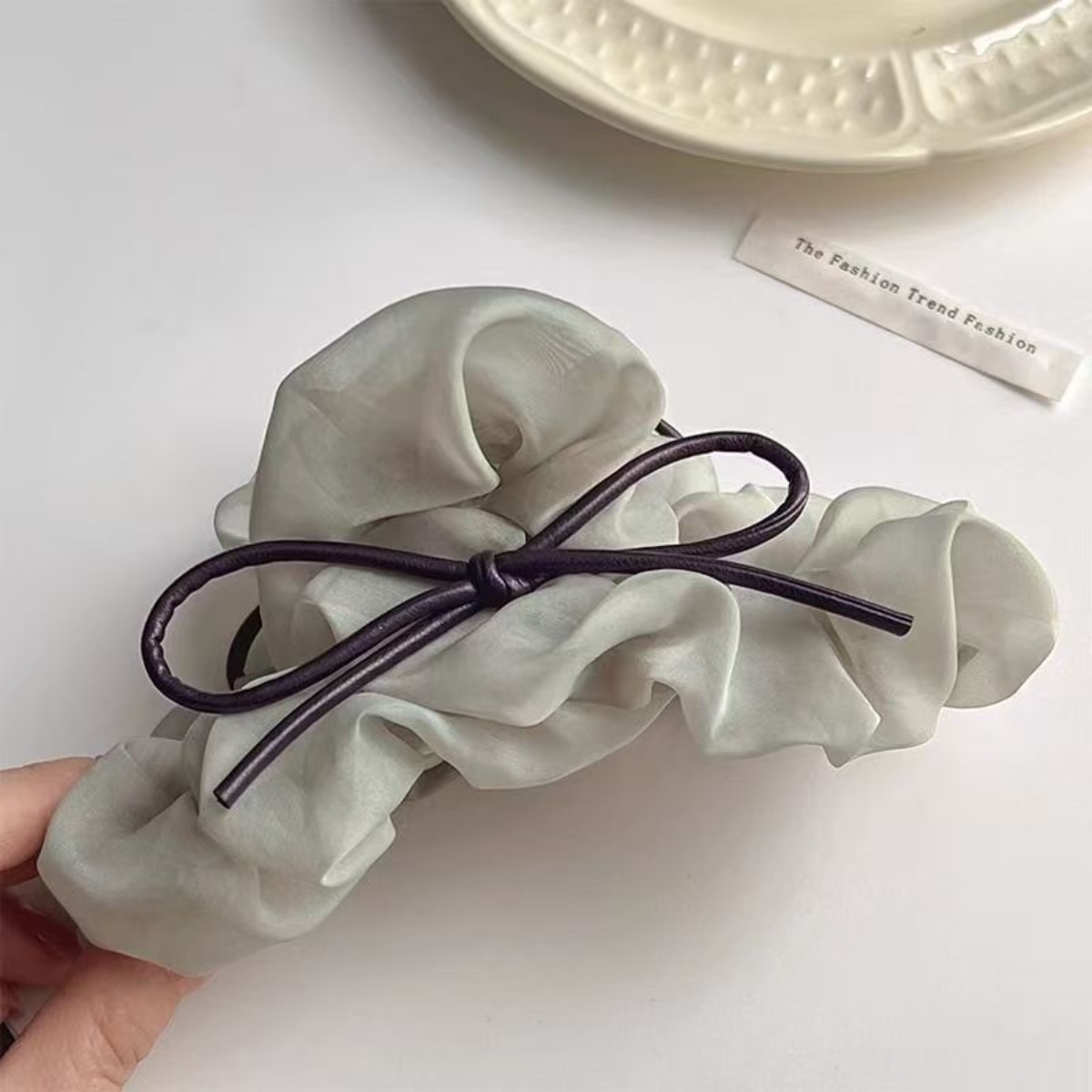 COCOMONSTER 가죽 리본 풍성한 쉬폰 올림머리 헤어 집게핀 13cm 9,900원