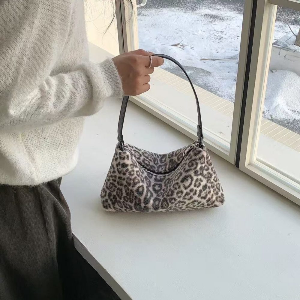 와이엔이 뽀글이 레오파드 미니 숄더백 퍼 토트백 28,800원