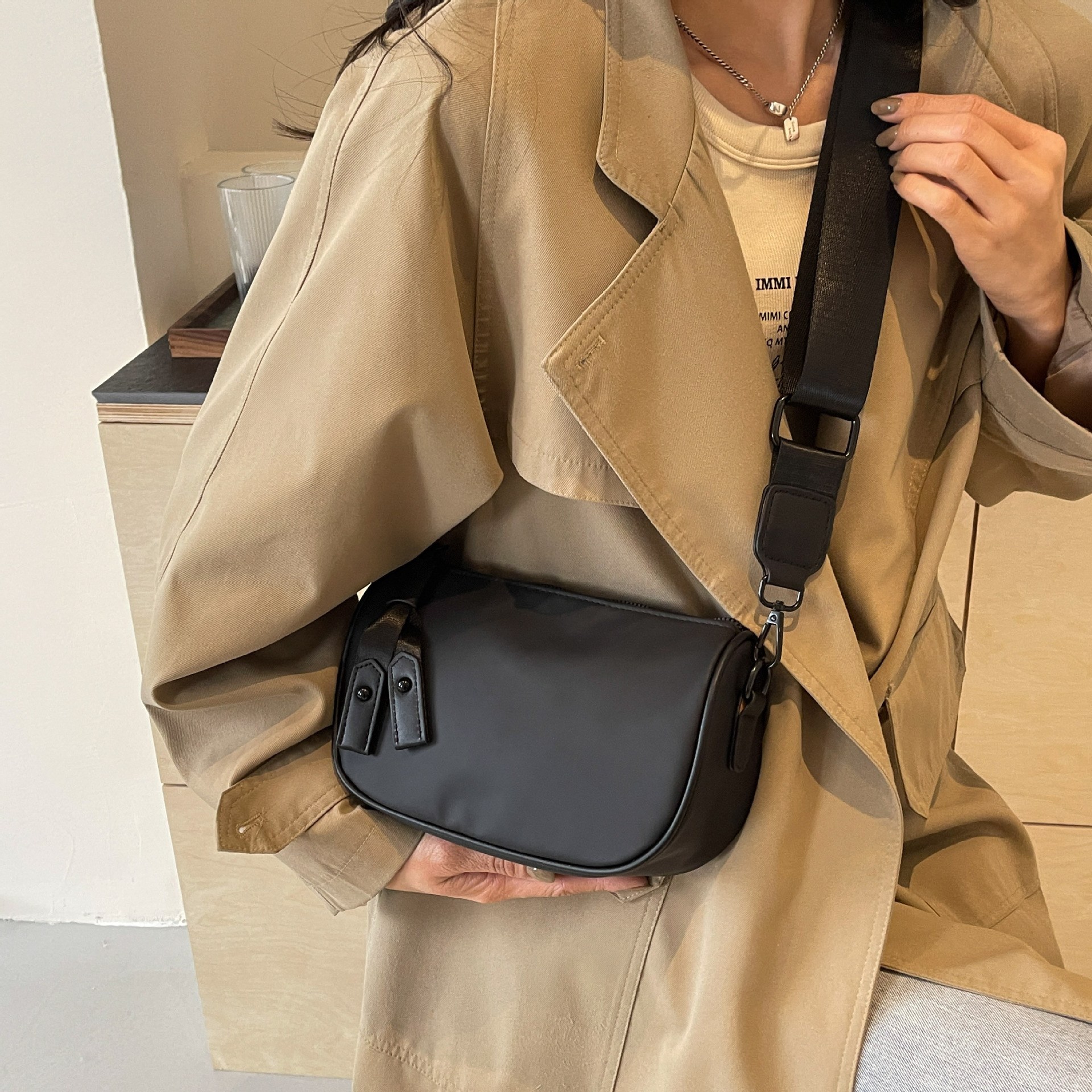 쓸리보 남녀공용 초경량  데일리 나일론 심플 크로스백 16,000원