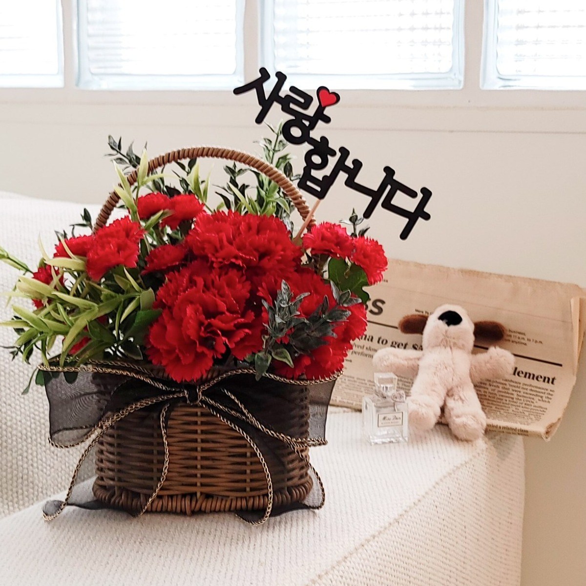 뷰띠끄 카네이션 조화 꽃바구니 스승의날 부모님 어버이날 선물, 레드, 1개 39,900원