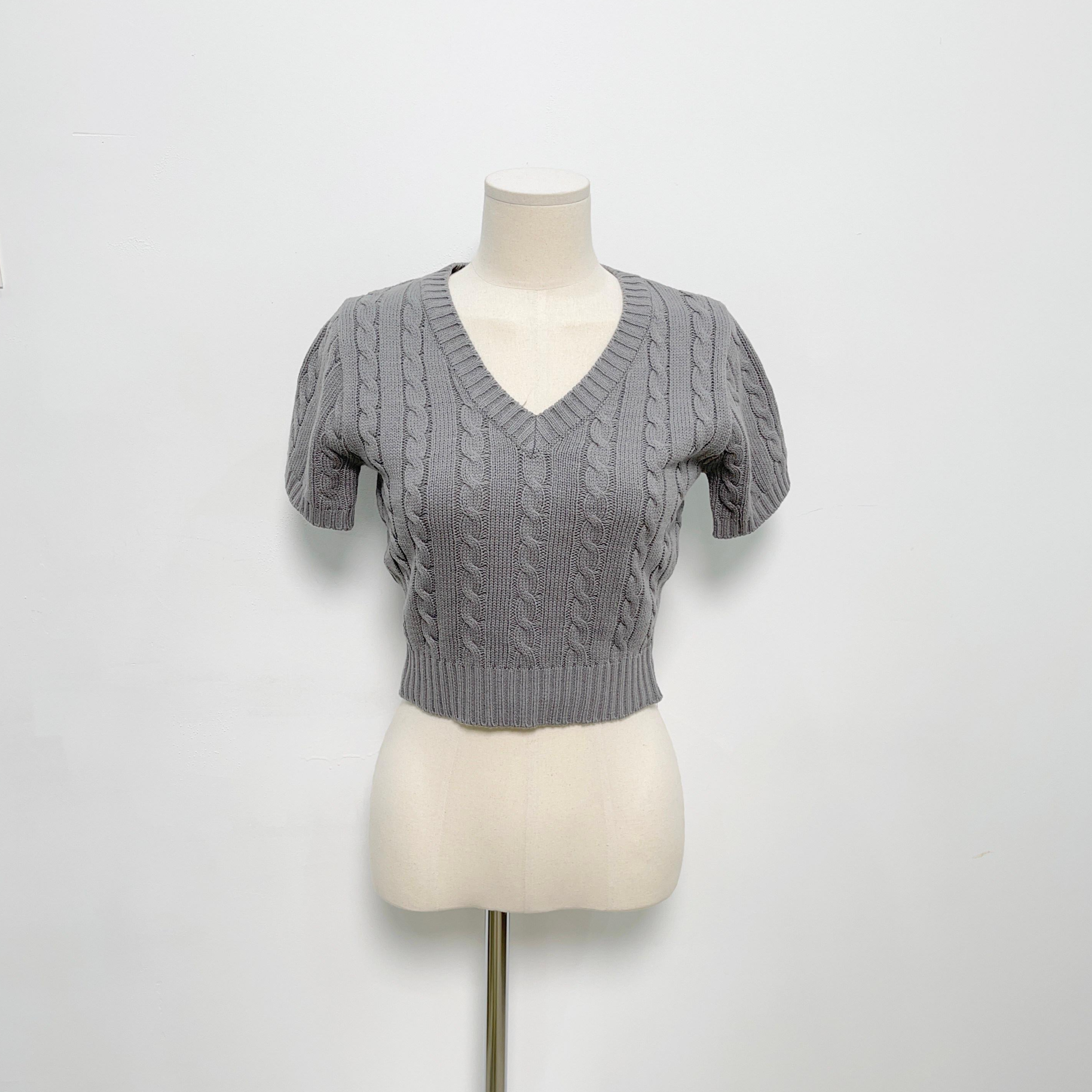 루웬 꽈베기 브이넥 세미 크롭 반팔 니트 26,570원