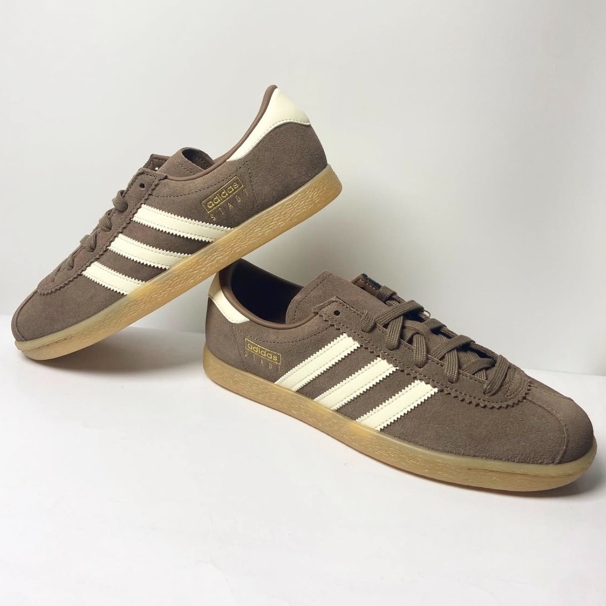 아디다스 운동화 슈타트 스트라타 브라운 발이 편한 신발 데일리 스니커즈 러닝화 가벼운신발 117,600원