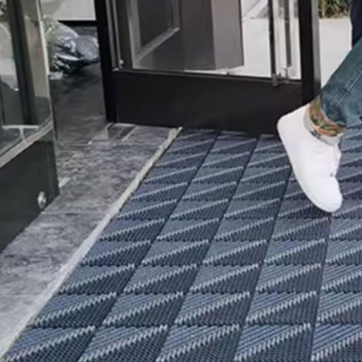 홈스월드 조립식 퍼즐 현관매트 솔매트 발판 업소용 바닥 대형 출입구 브러쉬 1줄 15,900원