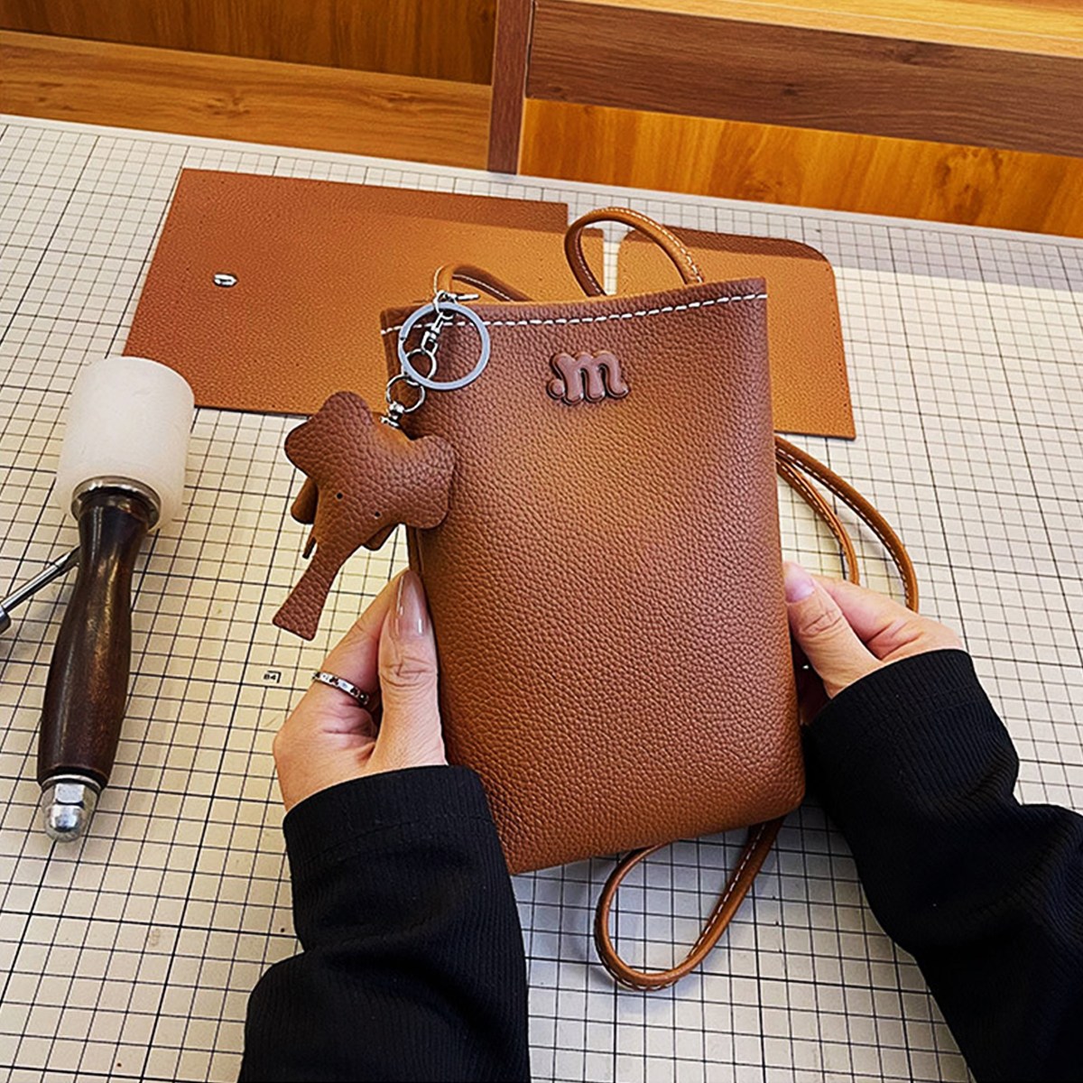 가죽 가방 만들기 DIY 크로스백 핸드폰백 가죽공예 키트 8,500원