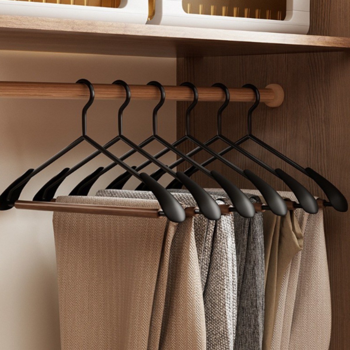 고급 럭셔리라겐느티나무 철제 넓은 어깨 미끄럼 방지 자국 없는 옷걸이 14,800원