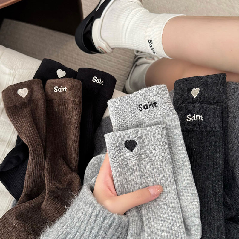 StarHome 높은 면 함유량의 심플한 하트 자수 여성 중목 양말 가을과 겨울에 적합 15,500원