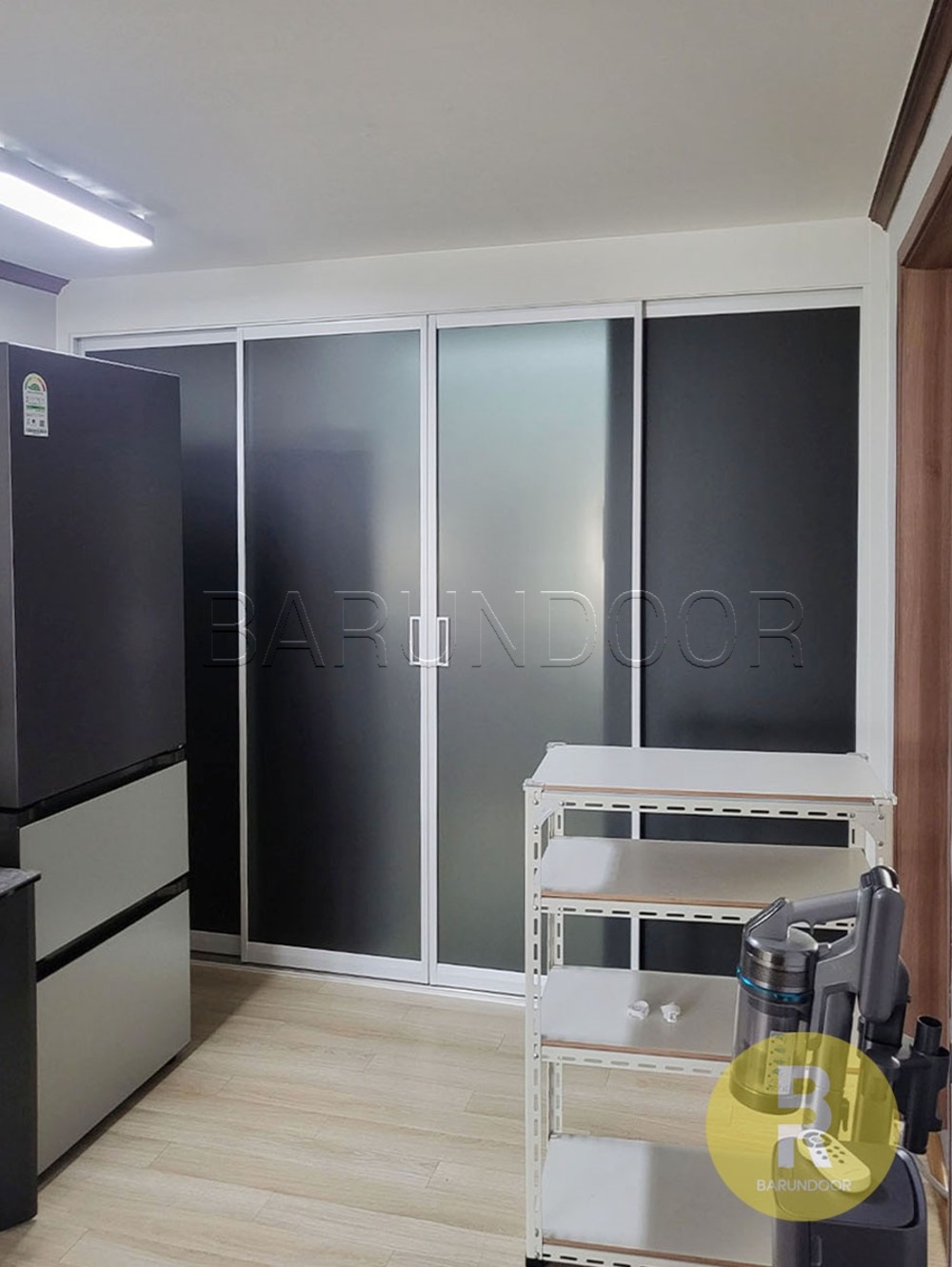 50번 초슬림4짝미서기중문 화이트 샤틴다크그레이강화유리 // 현관중문,시공비포함,소음차단,반려견안전,맞춤제작,아파트빌라중문 1,690,000원