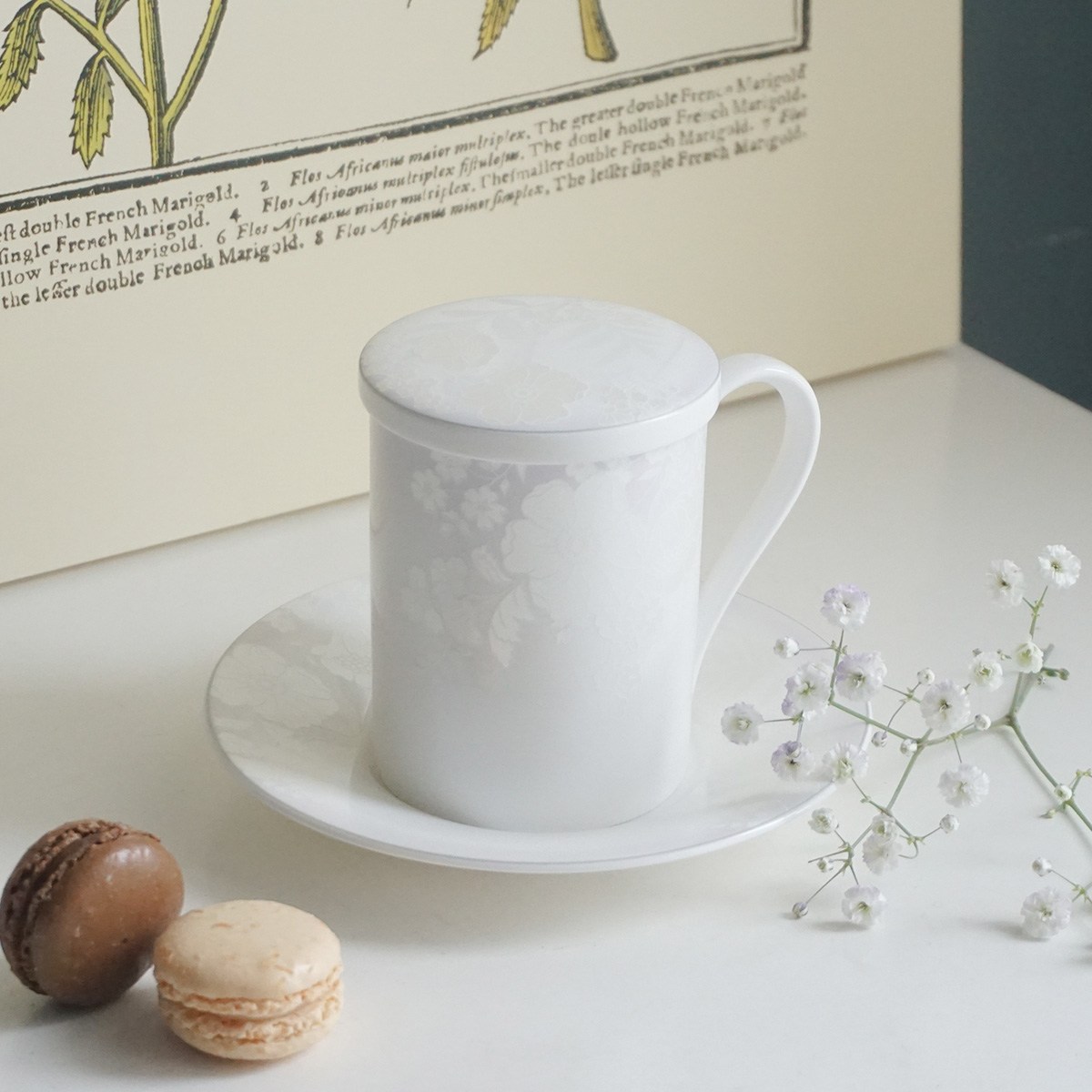 (한국도자기 공식 온라인스토어) 화이트부케 뚜껑 받침 머그 컵 (1인조) 33,000원