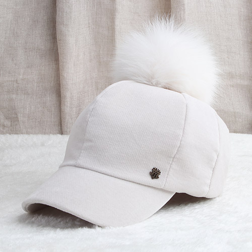 MQUM 방울 벨벳 여성 여우털방울 골프모자 프란시스캡 27,500원