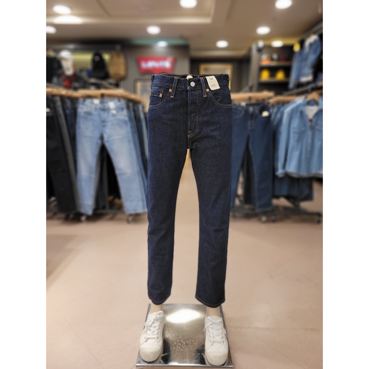 리바이스 무료배송!! 스판없는 오리지널 면 100% 진청 여자 501 청바지!! 프리미엄 진을 이가격에!!! LEVI'S 오리지널 여성 501 버튼플라이 인디고 진[NC불광] 99,000원