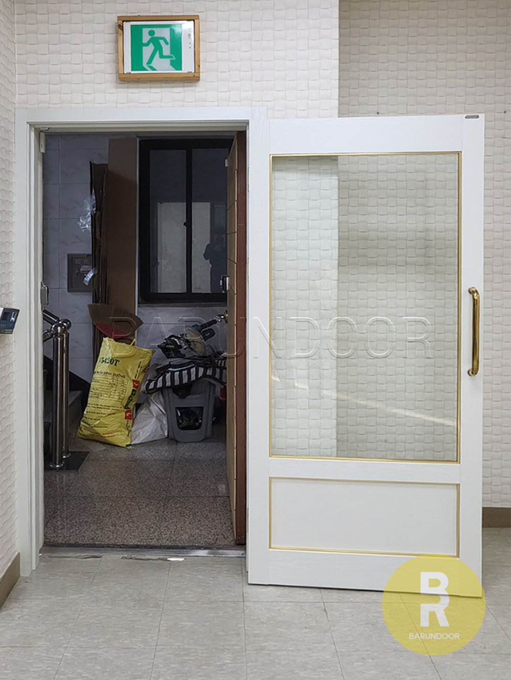 20번 90도 목문싱글여닫이중문 고시형 펄화이트 투명강화유리 // 현관중문,시공비포함,소음차단,반려견안전,맞춤제작,아파트빌라중문 1,200,000원