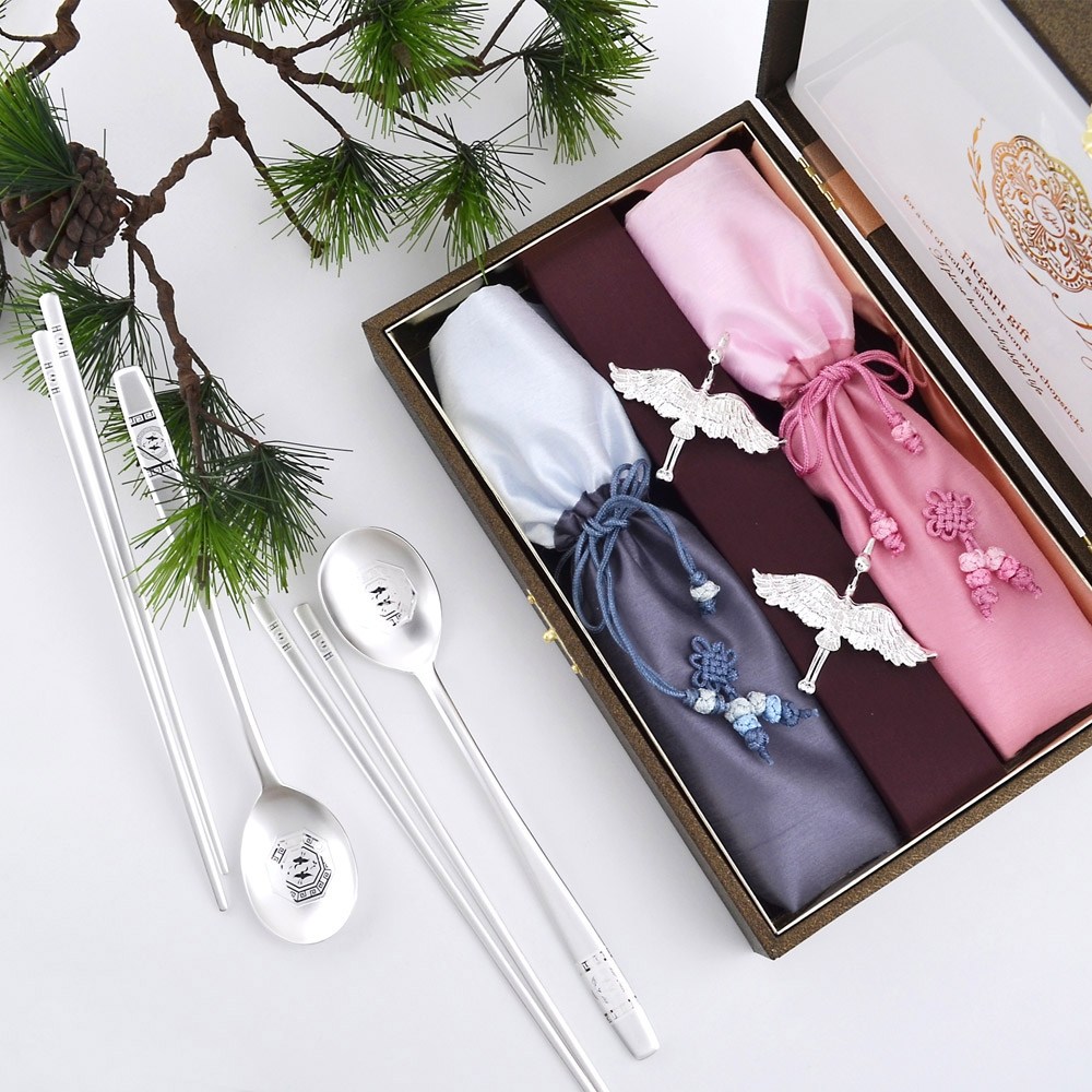 현진 New비단 쌍학은수저 2인세트 / 집들이선물 은수저선물 건강수저선물 효도선물 2인수저세트 고급선물추천 이사선물 부모님선물 특별한선물 홈스타일링 주방용품추천 테이블웨어 48,990원