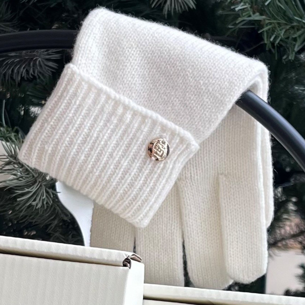 크로커다일 울 100% 니트 핑거홀 터치 여성 장갑 (선물용 케이스 포함) 29,900원