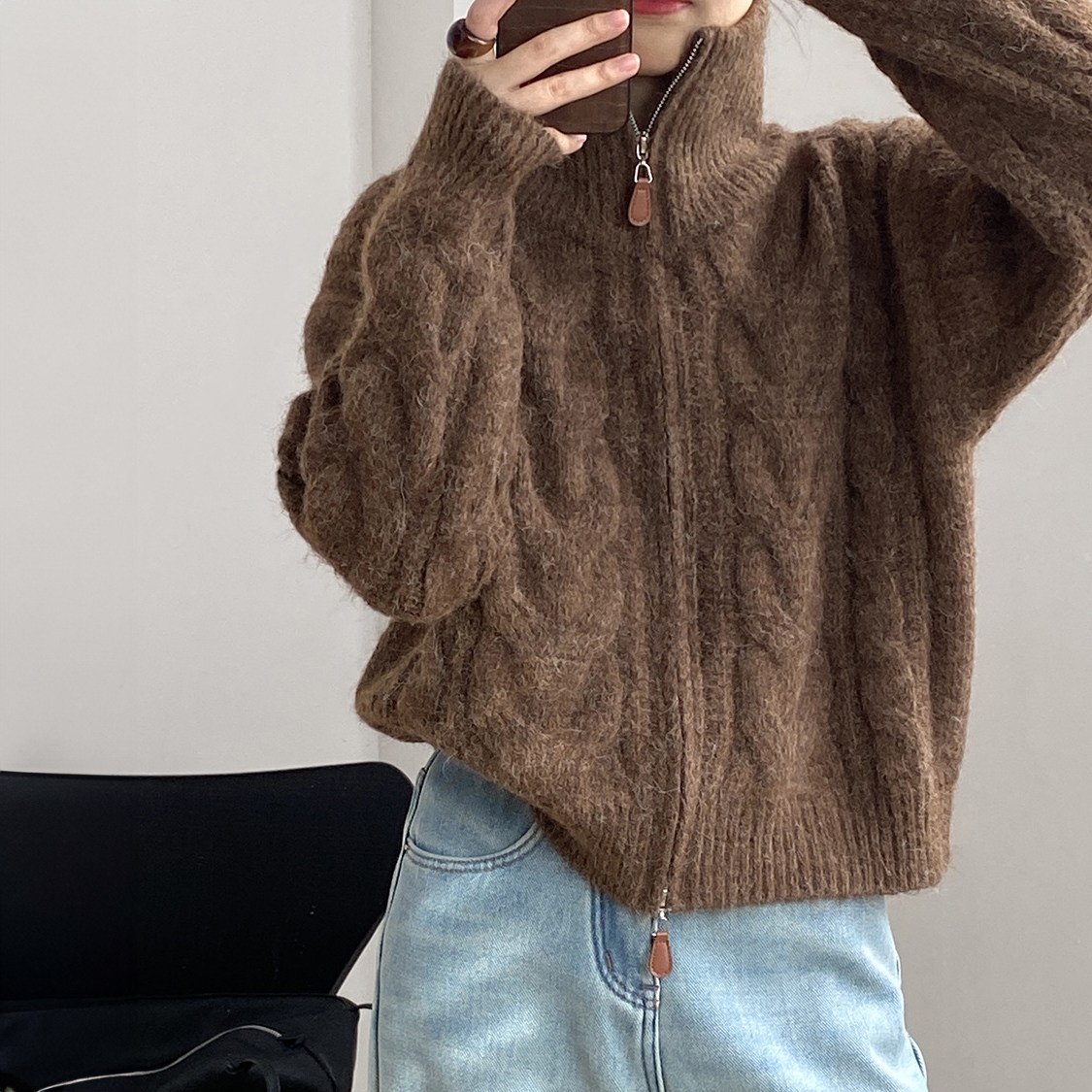 퀸앤조이 틸티드 울혼방 투웨이 집업 꽈배기 니트 가디건 67,800원