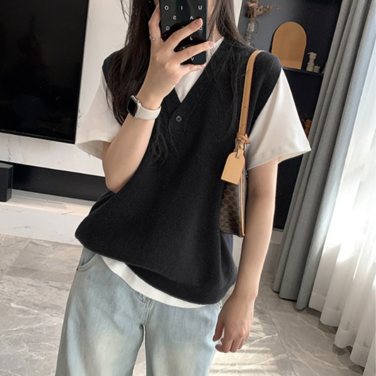 핑크셀럽 버튼 포인트 브이넥 니트 조끼 21,800원