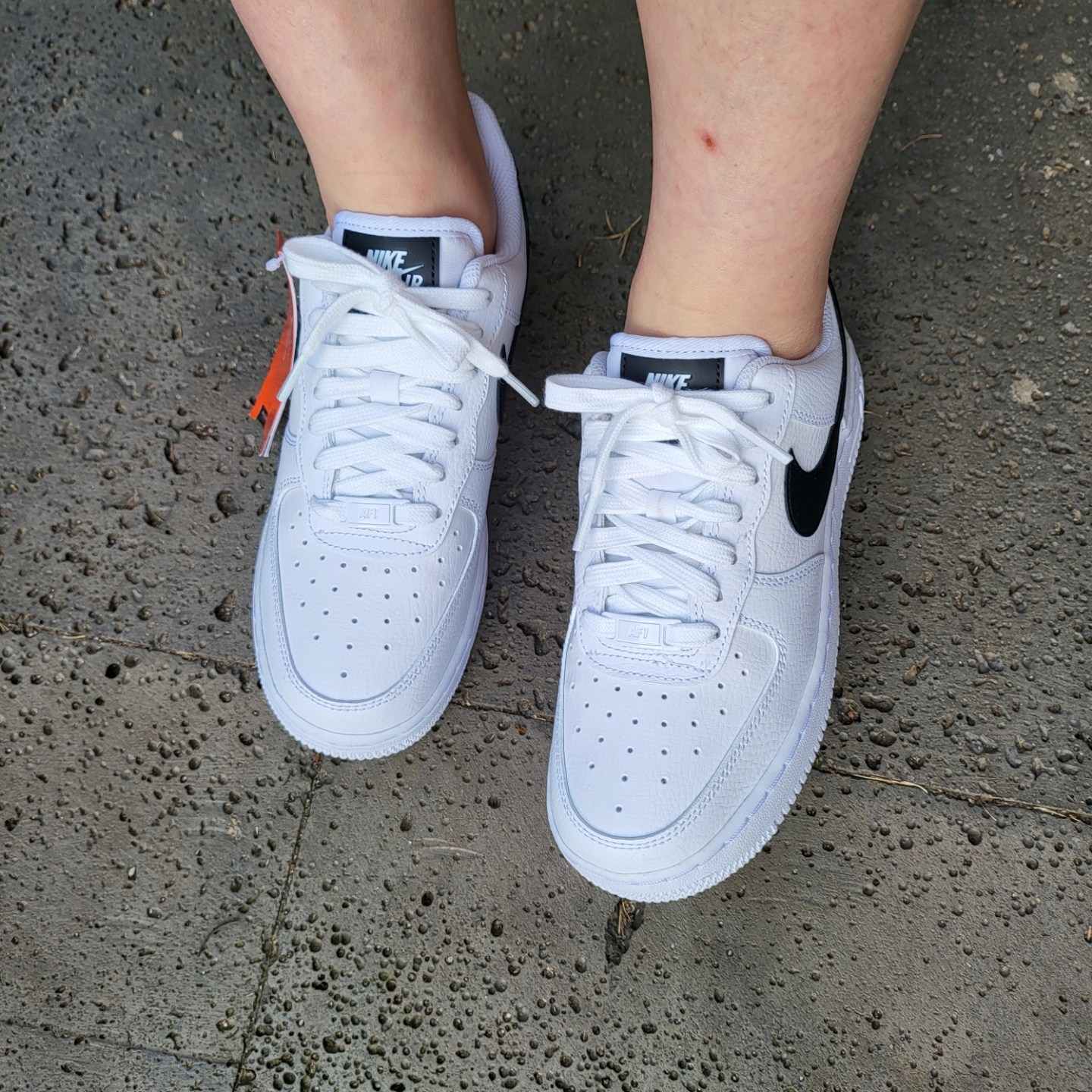 국내매장판 나이키 에어포스1 ESS 화이트블랙 흰검 데일리 스니커즈 DV1331-100 160,600원