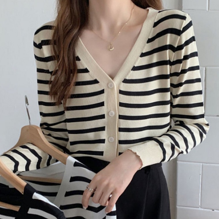 스트라이프 브이넥 여성 니트 가디건 데일리룩 32,980원