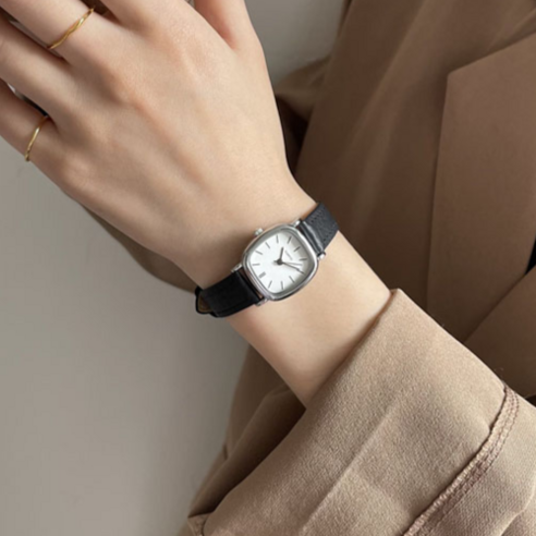 비아워게스트 모던 스퀘어 가죽 손목시계 4,400원