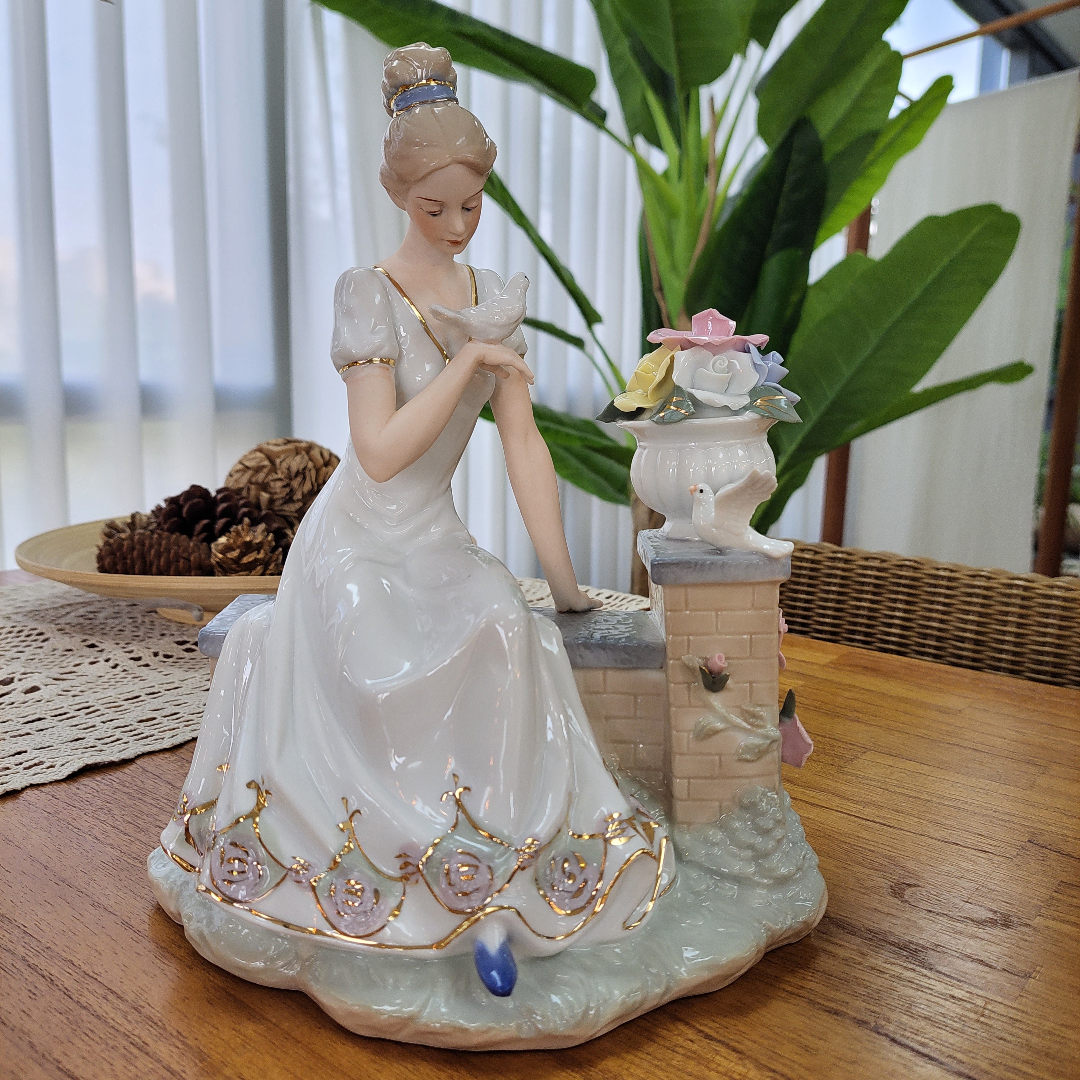 세라믹 비둘기 여인 도자기 인형 집들이 선물 카페 장식소품HW-31 68,500원