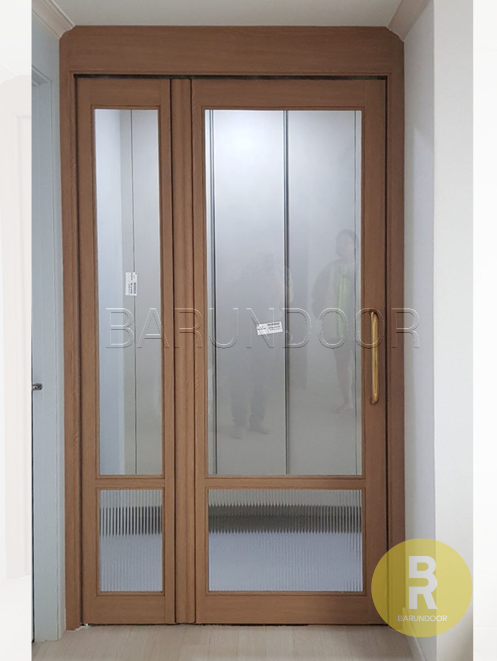 61번 폴딩스윙중문 유리고시형 우드 투명+모루세로강화유리 // 현관중문,시공비포함,소음차단,반려견안전,맞춤제작,아파트빌라중문 1,130,000원