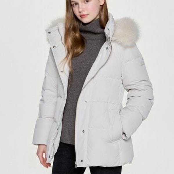 [국내백화점] 헤지스 레이디스 에센셜 폭스퍼 하프 헤비 구스 다운 554,370원