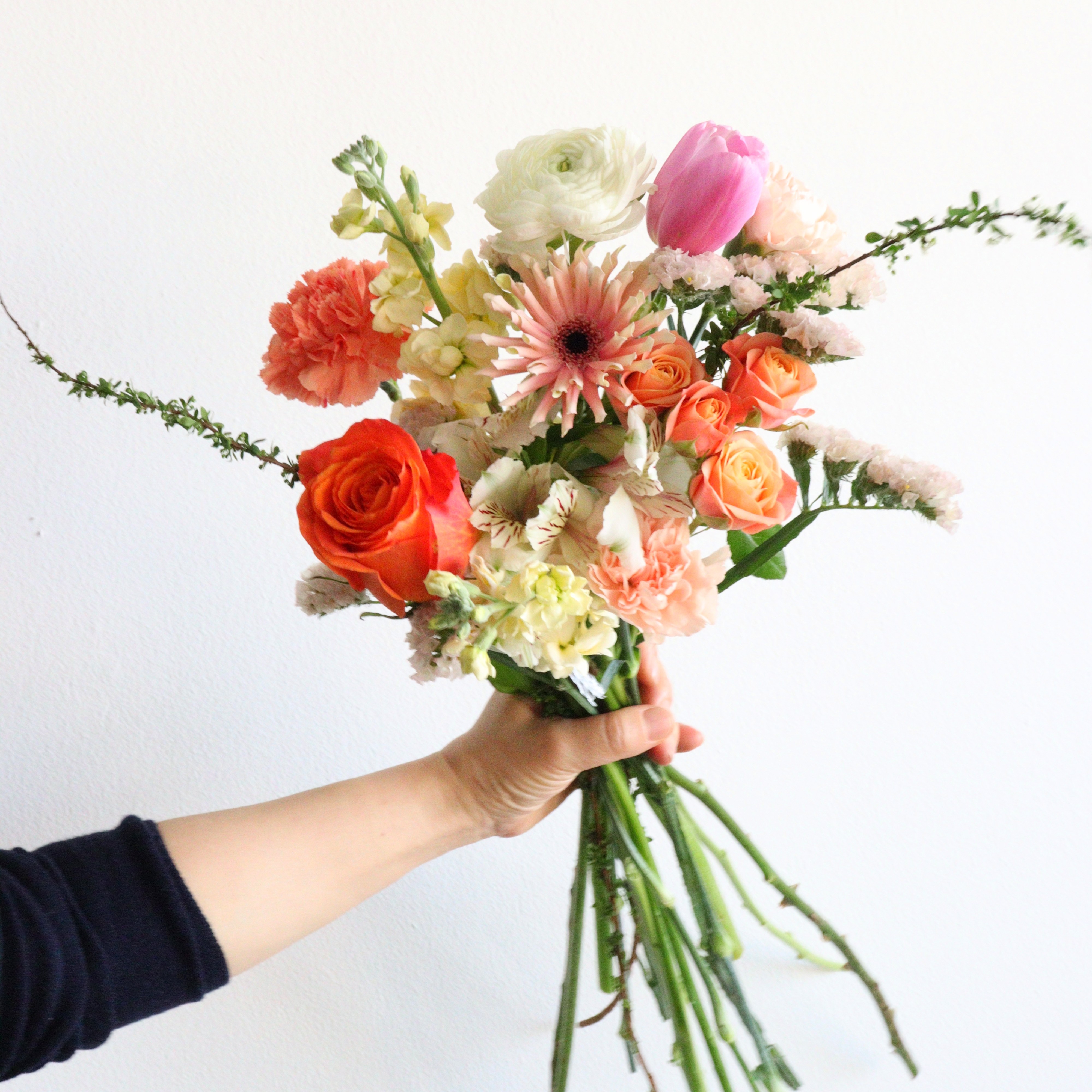 Grow&co. 정기배송 꽃 계절 생화 랜덤 구성 집으로 받는 일상의 꽃, 계절 랜덤 꽃다발 중형, 1개 29,900원