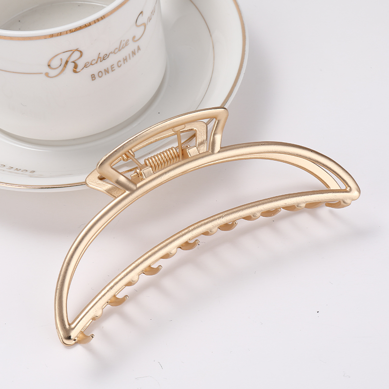 수스다 빅사이즈 바나나 올림머리 메탈 헤어 집게핀 4,990원