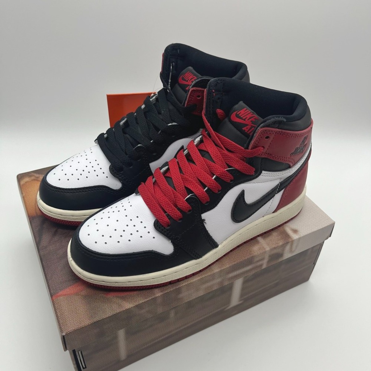 (국내매장판 오늘출발) 나이키 주니어 운동화 에어 조던1 레트로 하이 발편한 농구화 등교화 스타일 좋은 데일리 하이탑 스니커즈 리유저블백증정 169,000원