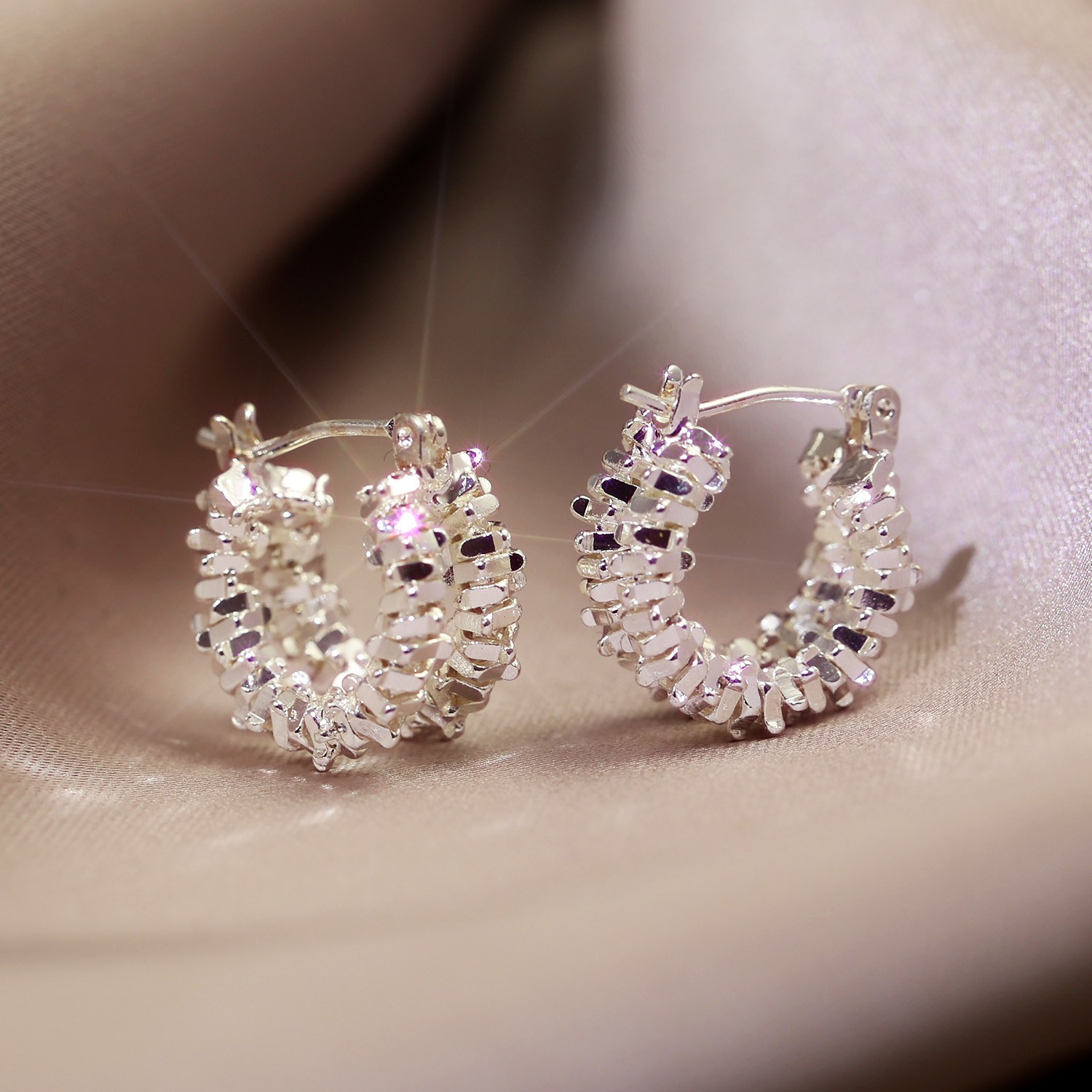 WICKM 패션 메탈 링 여성 귀걸이 일상이 진짜 예쁘다  써지컬 14K 도금 원터치 기질 18,800원