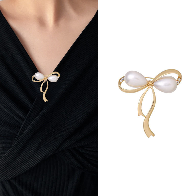 NXNA 14K 골드 금도금 진주 리본 브로치 여자 스타일리쉬한 스카프 버클 브로치 도금 CS-XZ013 30,320원