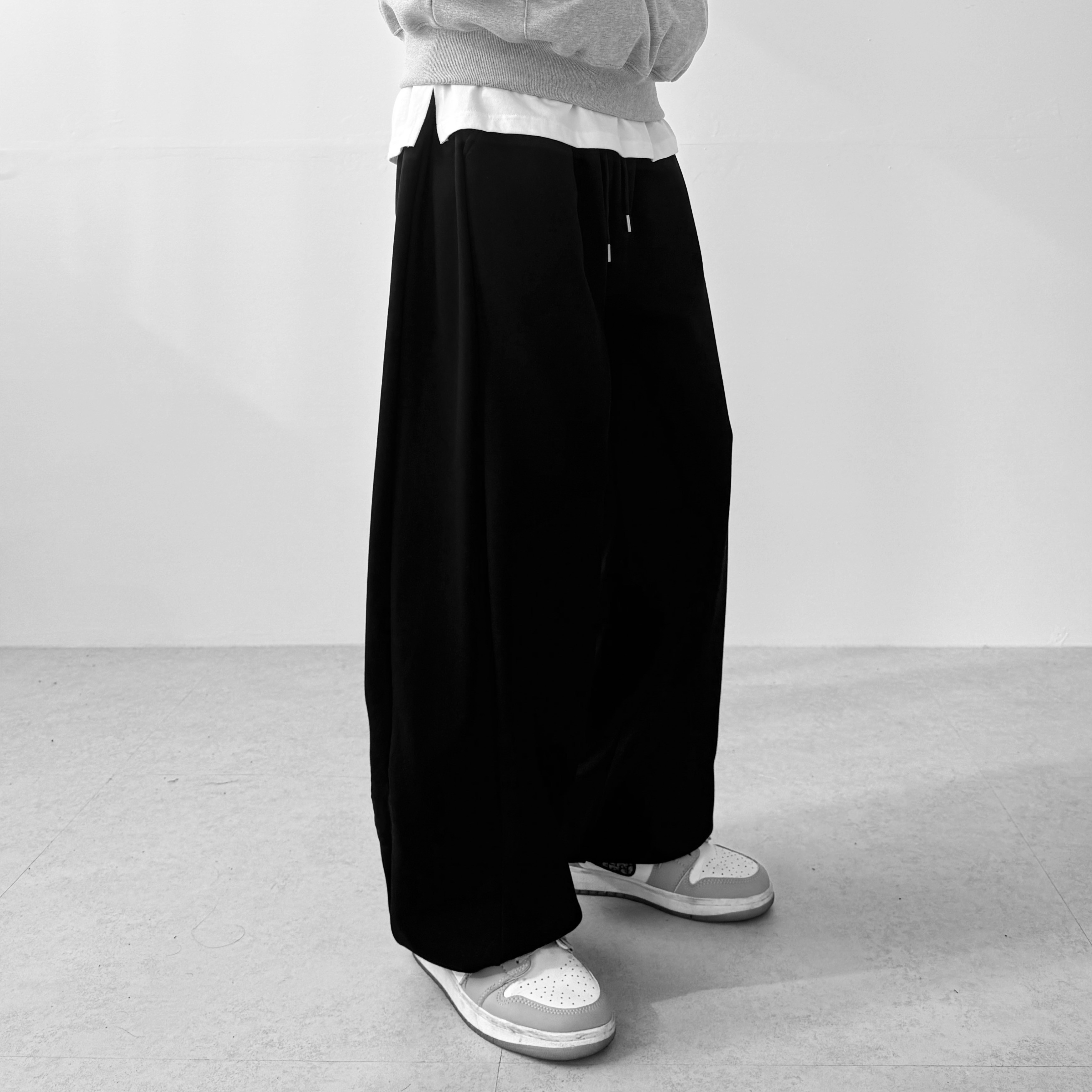 무드옴므 와이드 트레이닝 조거팬츠 벌룬 사이드 핀턱 츄리닝바지 27,000원