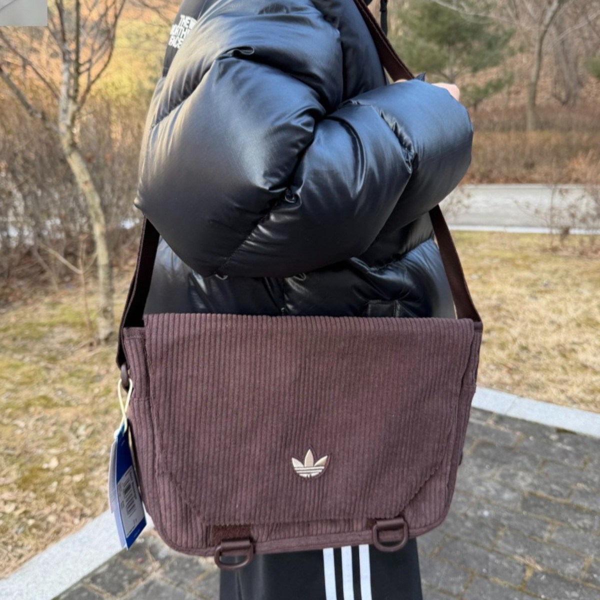 아디다스 오리지널 NEXT 넥스트-코듀로이 메신저백 간편한 크로스백 숄더백 남성 여성 학생 학원 학교 커플 가방 브라운 [일오공칠양말증정] 64,000원