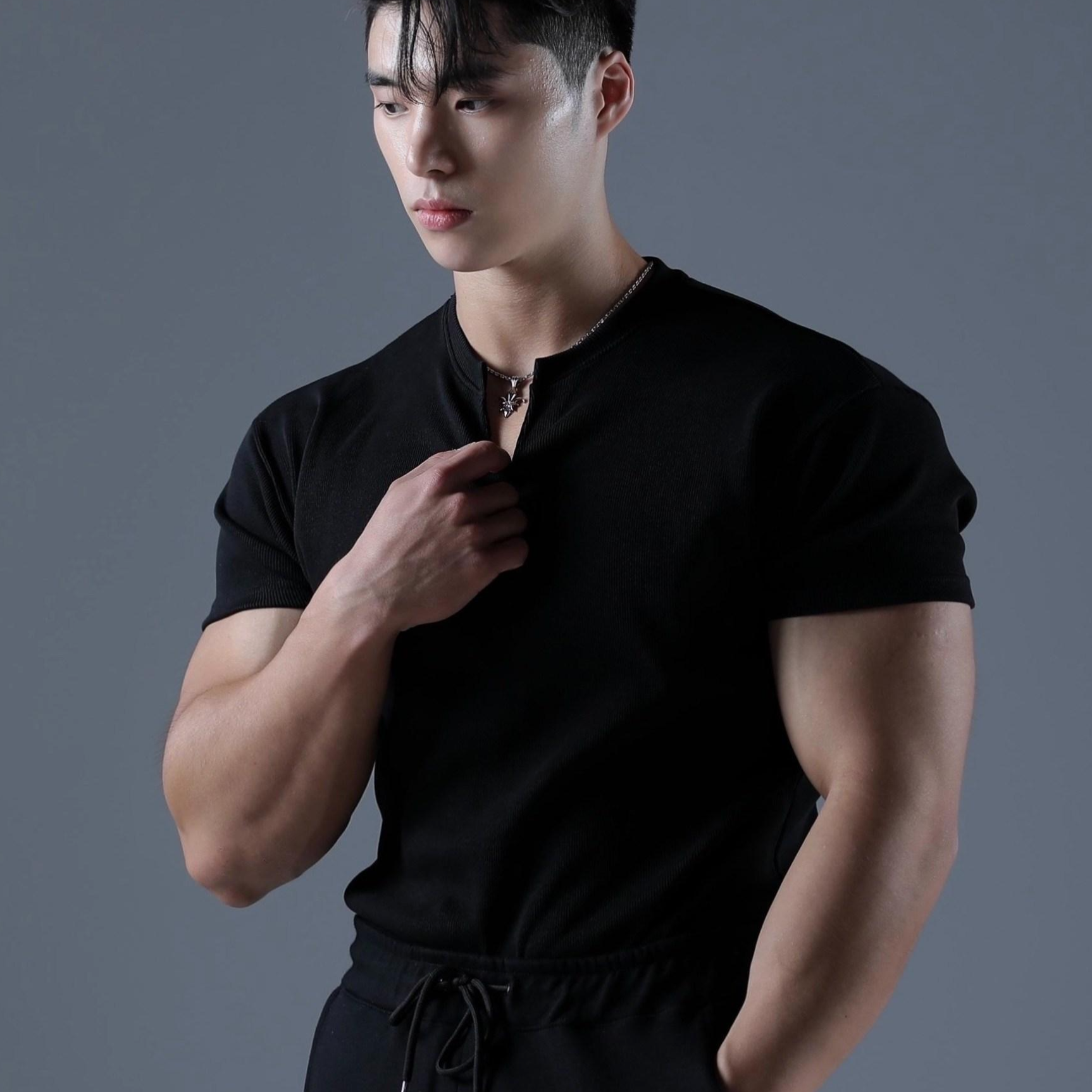 카미드 머슬핏 골지 브이넥 반팔니트 49,000원