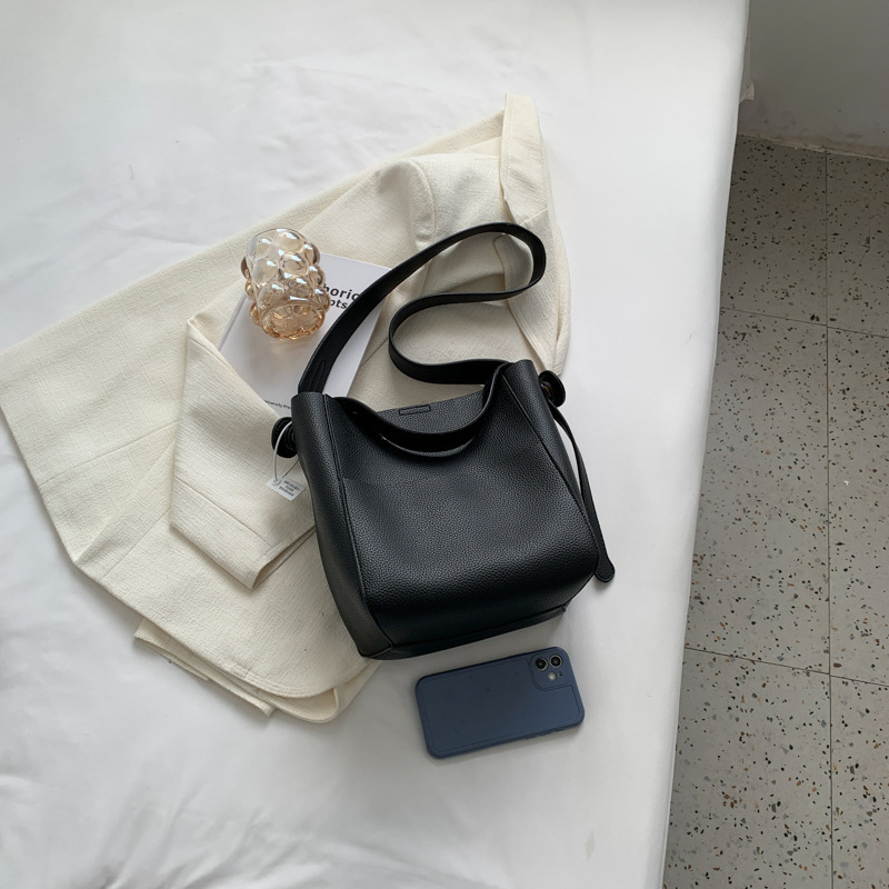 다노 대용량 데일리 통근용 심플 와이드 스트랩 버킷백 여성 숄더백 크로스백 27,900원