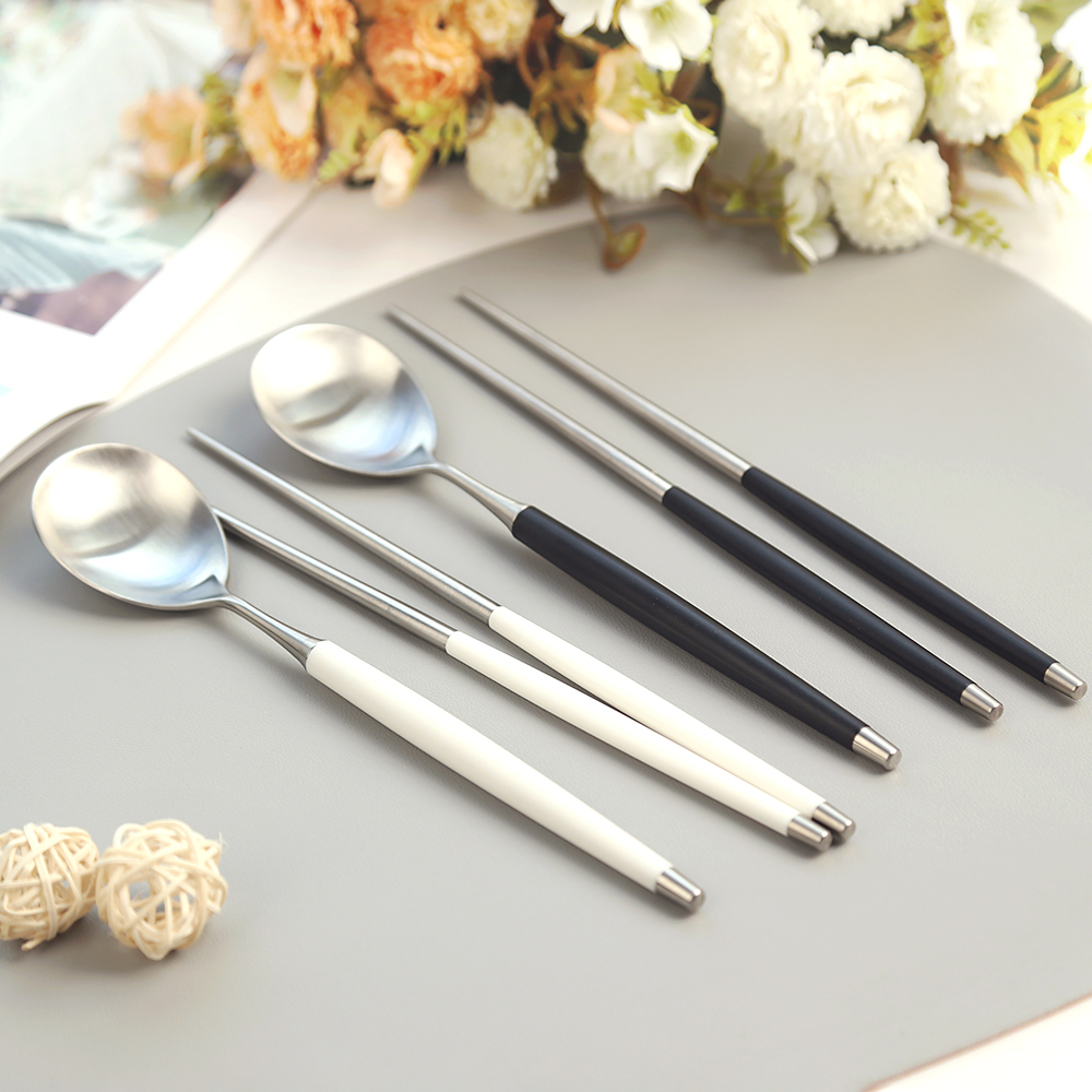 보겐 국산 르비앙 샤틴 2인 수저세트, 화이트, 블랙, 숟가락 2p + 젓가락 2벌, 1세트 40,500원