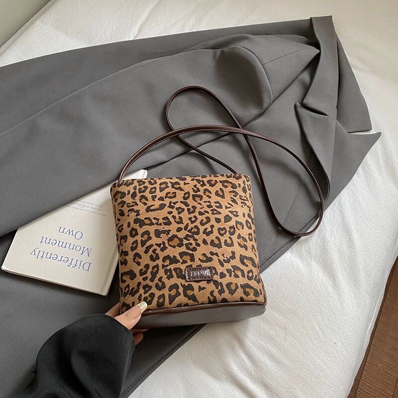 YUMDE 여성 레오파드 미니 크로스백 버킷백 데일리 가방  숄더백 25,800원