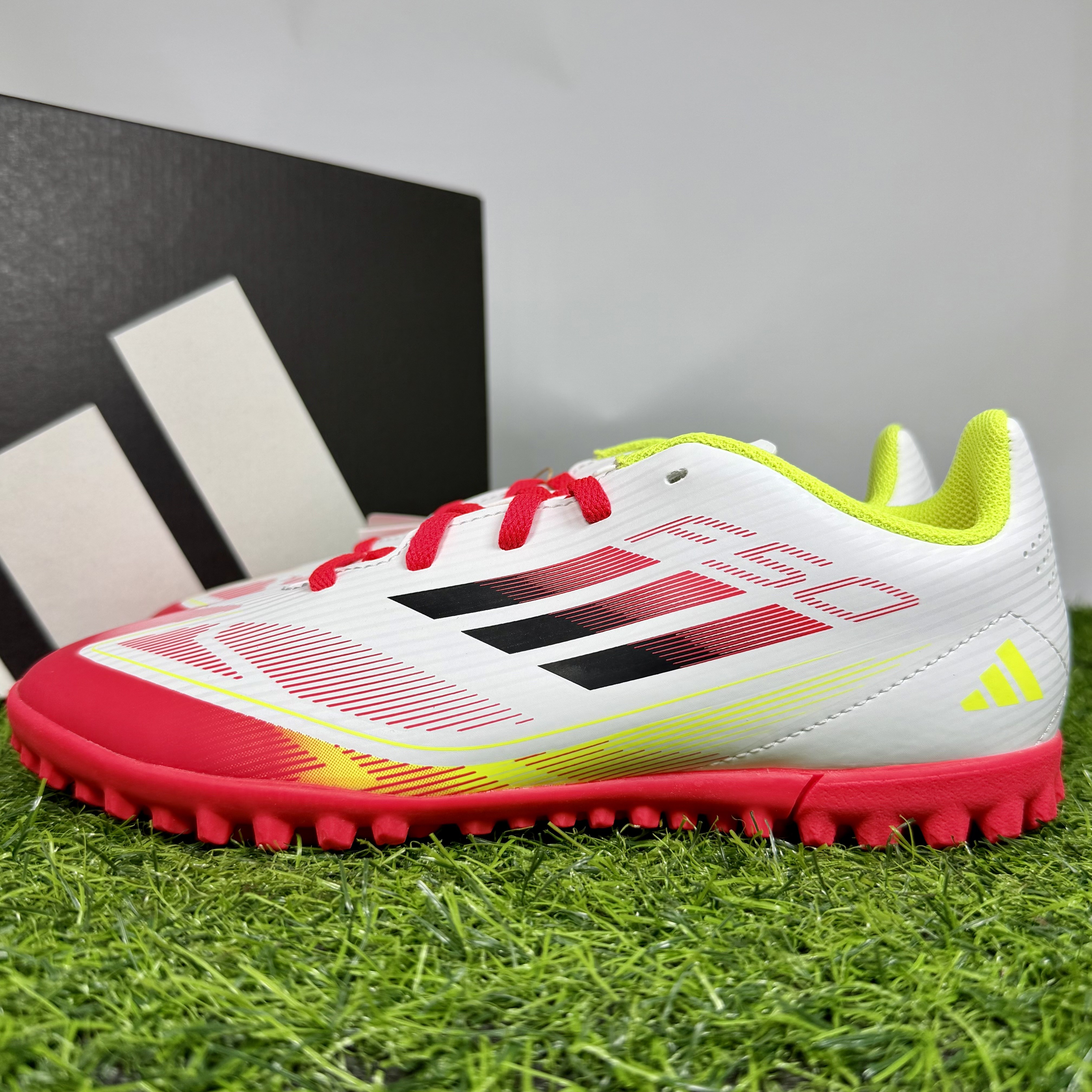 [매장A/S가능]아디다스 주니어 축구화 F50 클럽 TF 고무줄끈 발편한 유소년 맨땅용 인조다디용 풋살화 45,000원