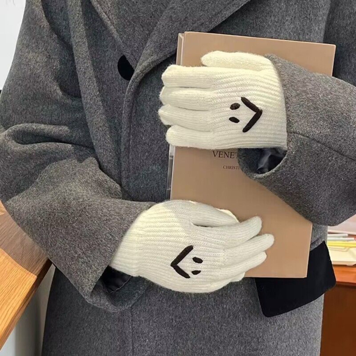 드로우데이즈 스마일 핑거홀장갑 스마트폰 터치 여성 겨울장갑 13,400원