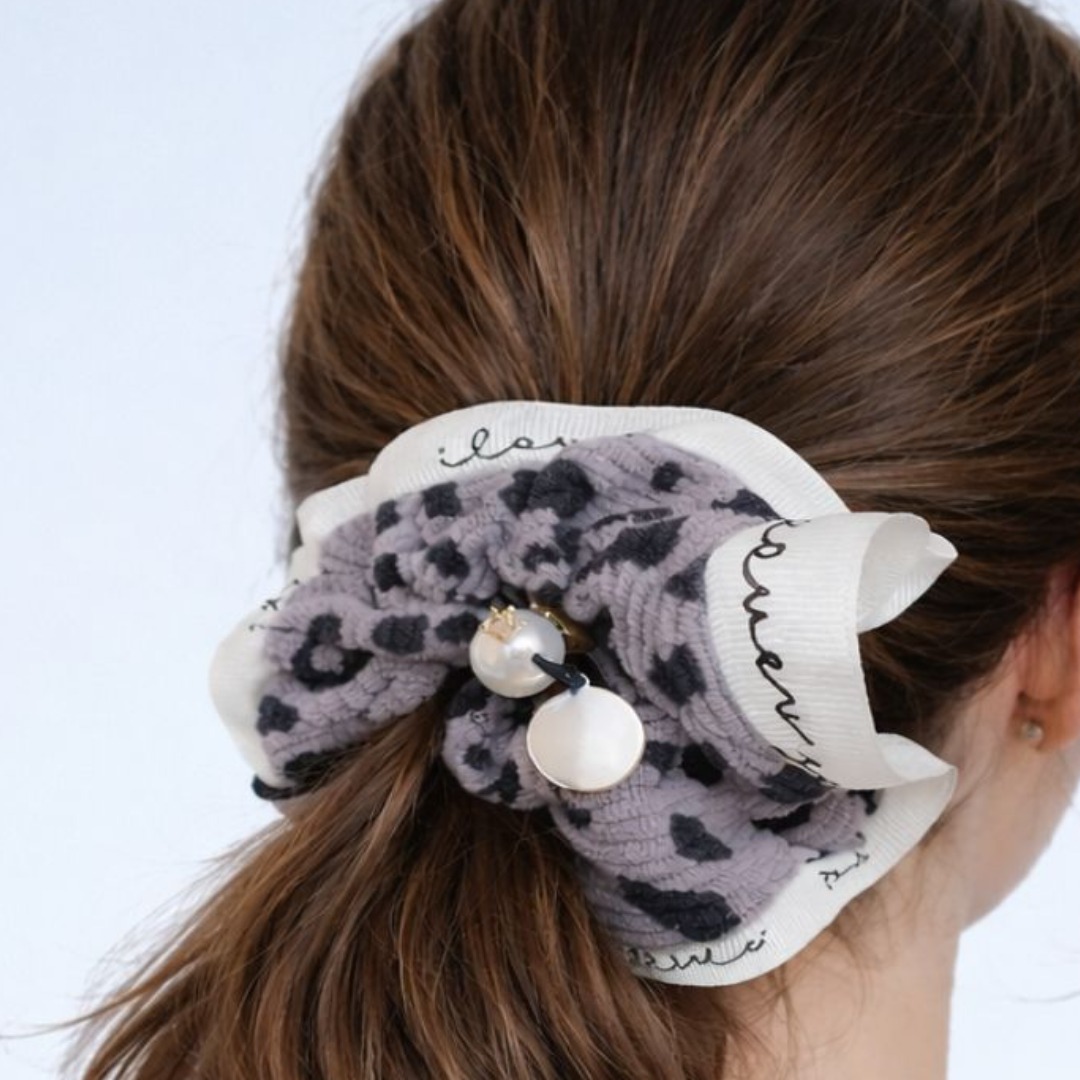 여성 빅 스크런치 진주 헤어슈슈 실버&블랙 참 포인트  칼데론 원단 리본 테두리 고급 헤어밴드 SEENE 14,600원